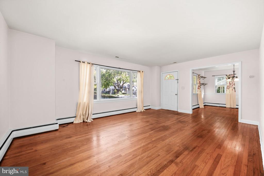 304 W OAK AVENUE