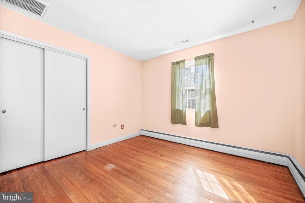 304 W OAK AVENUE