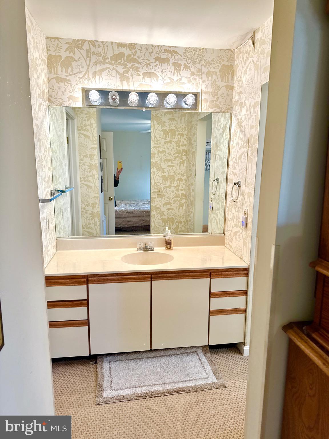 102 J L THOMPSON STREET B 2B