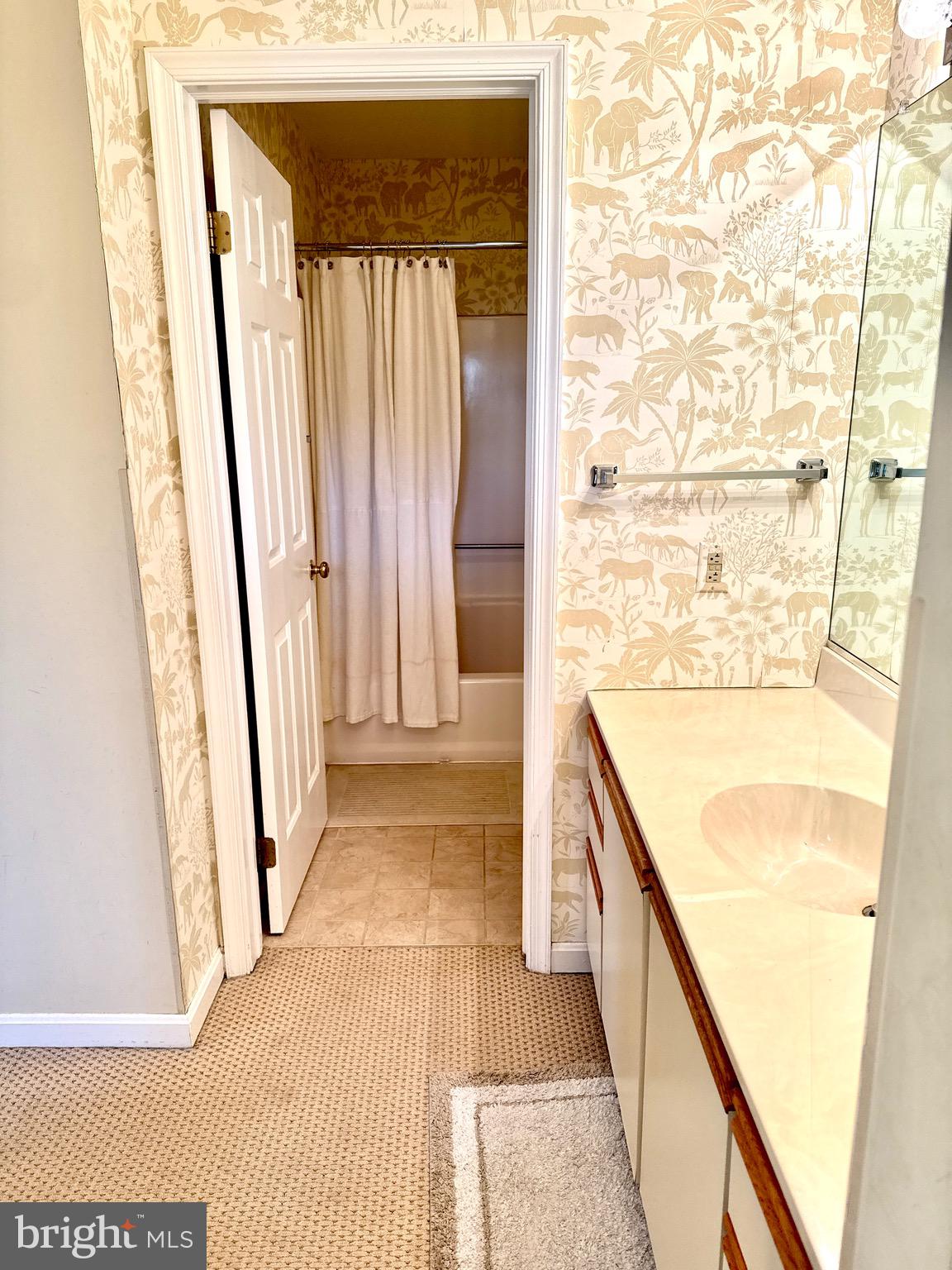 102 J L THOMPSON STREET B 2B