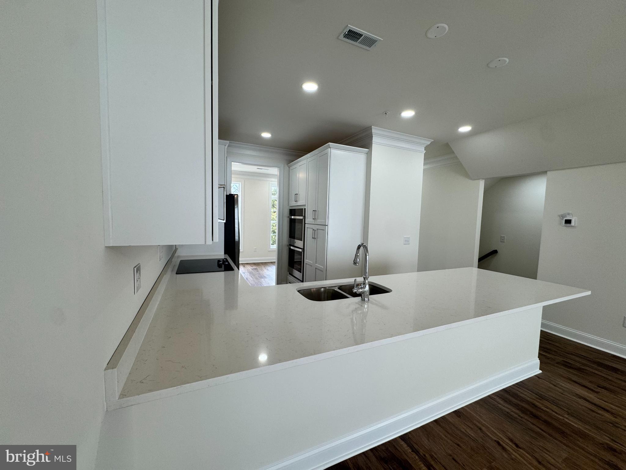 300 DIXON STREET 204