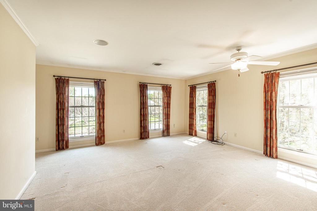 31 LONDONDERRY DRIVE