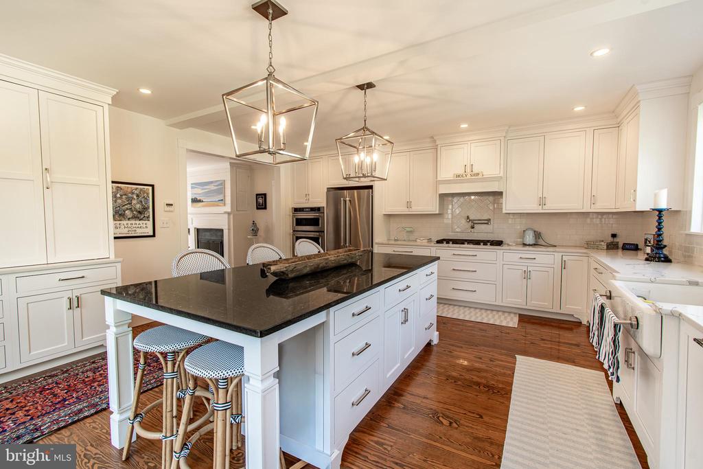 121 W CHESTNUT