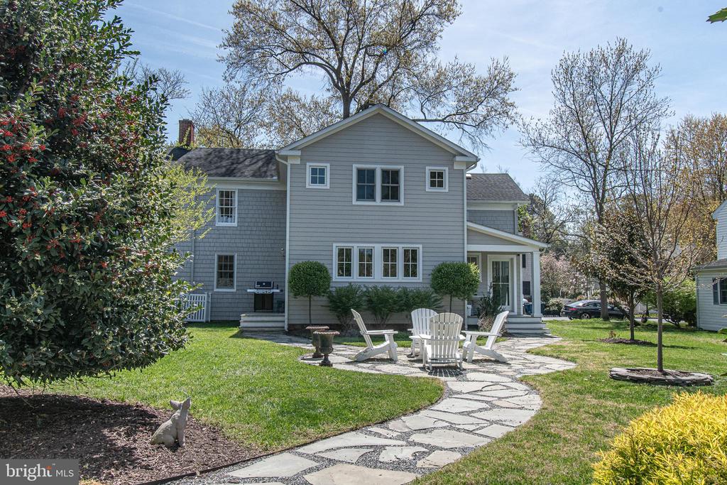 121 W CHESTNUT