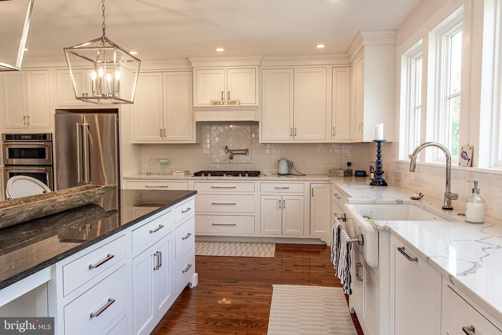 121 W CHESTNUT