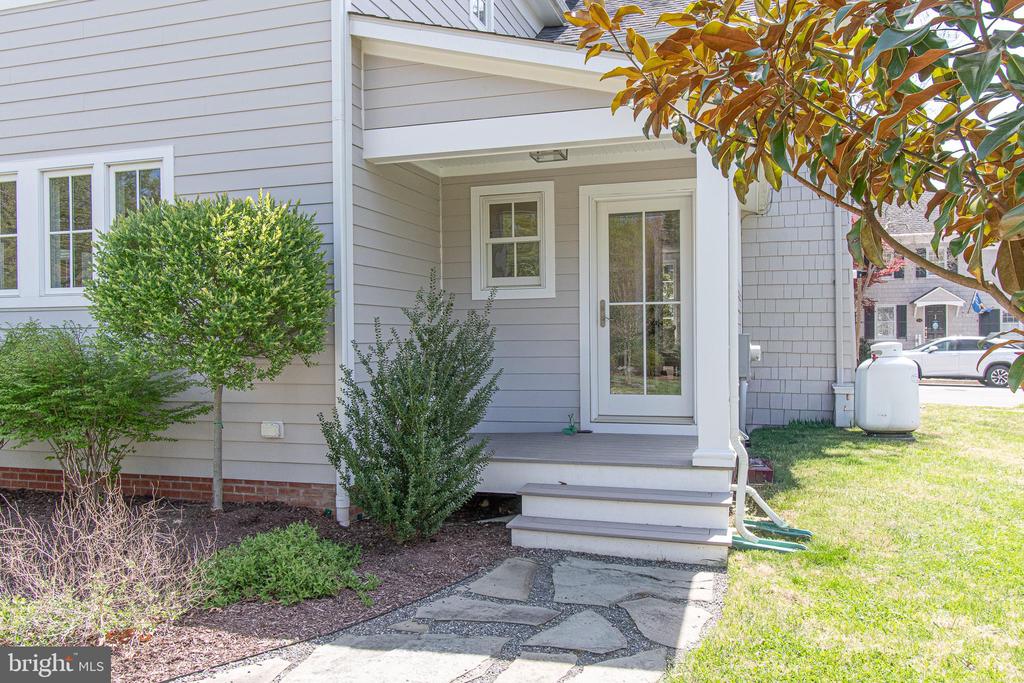 121 W CHESTNUT