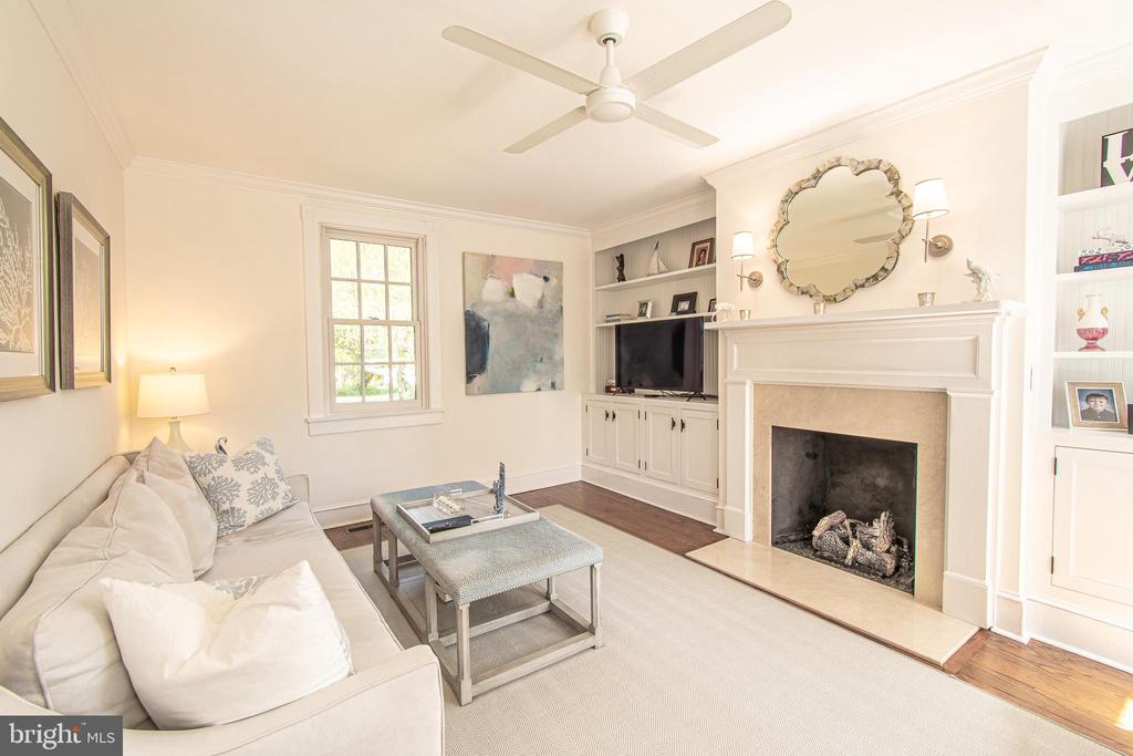 121 W CHESTNUT