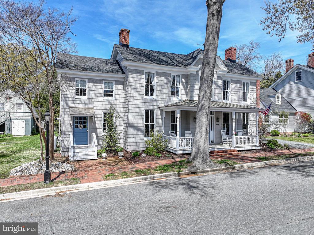 121 W CHESTNUT