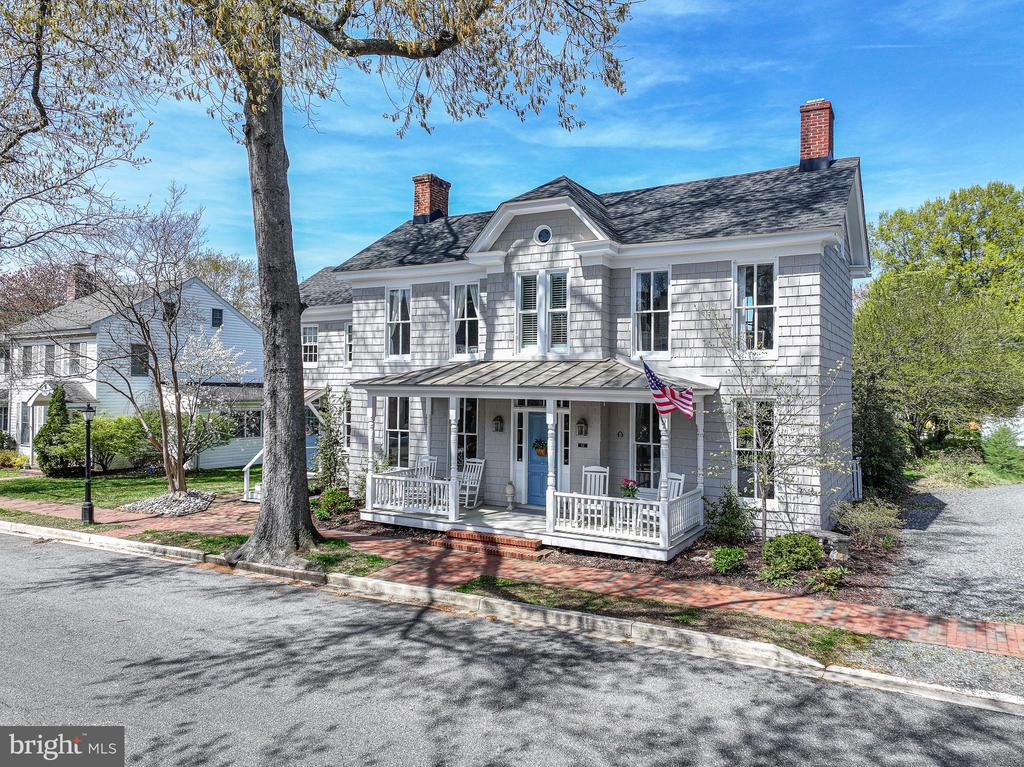 121 W CHESTNUT