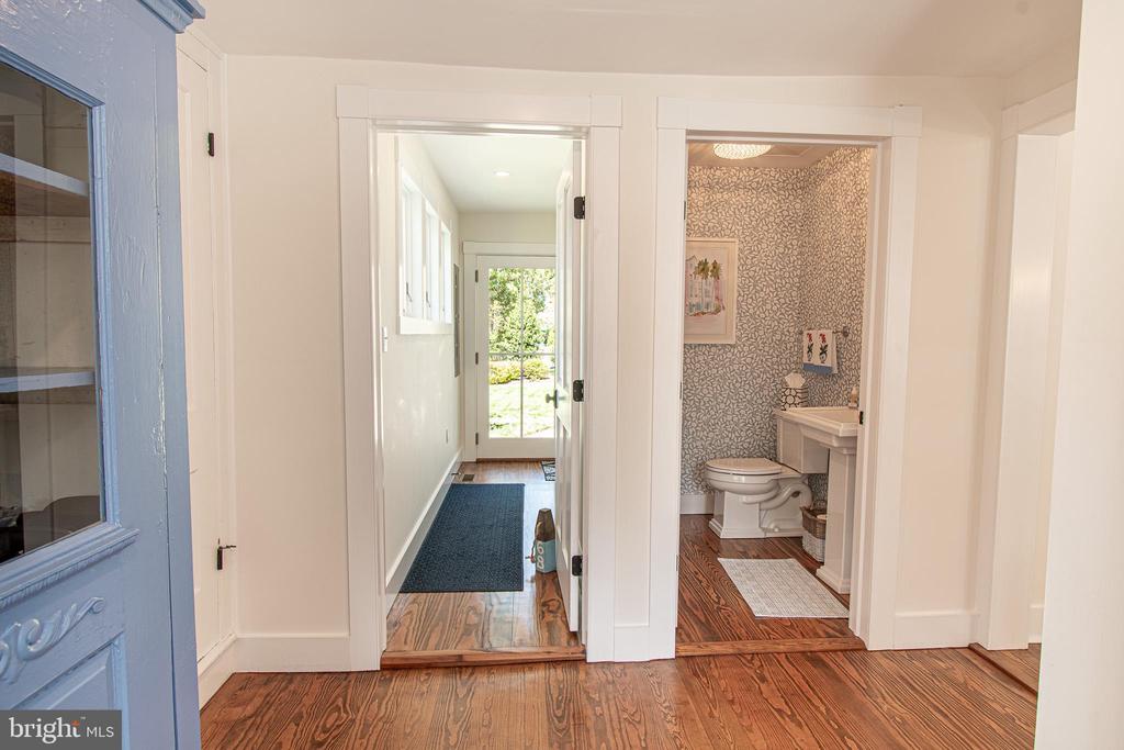 121 W CHESTNUT