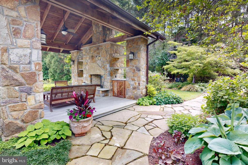 6906 TRAVELERS REST CIRCLE
