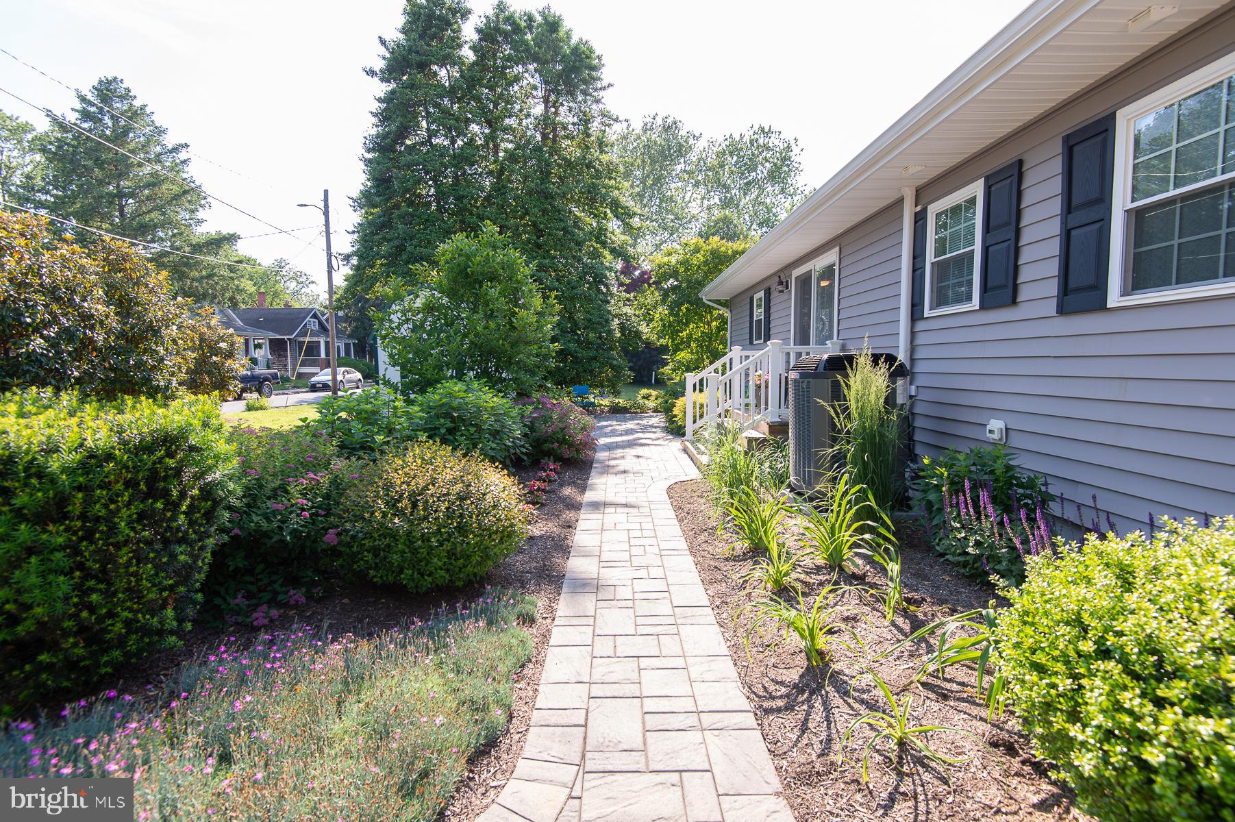 412 SALMON AVE