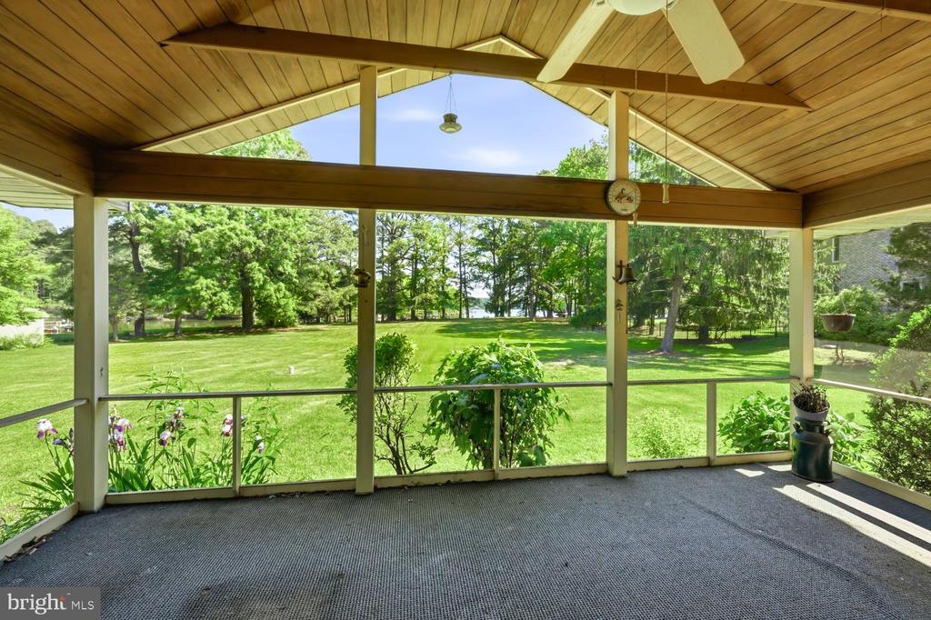 9251 MALLARD POINT COURT