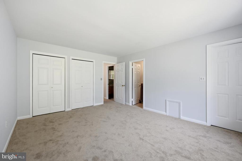 9251 MALLARD POINT COURT