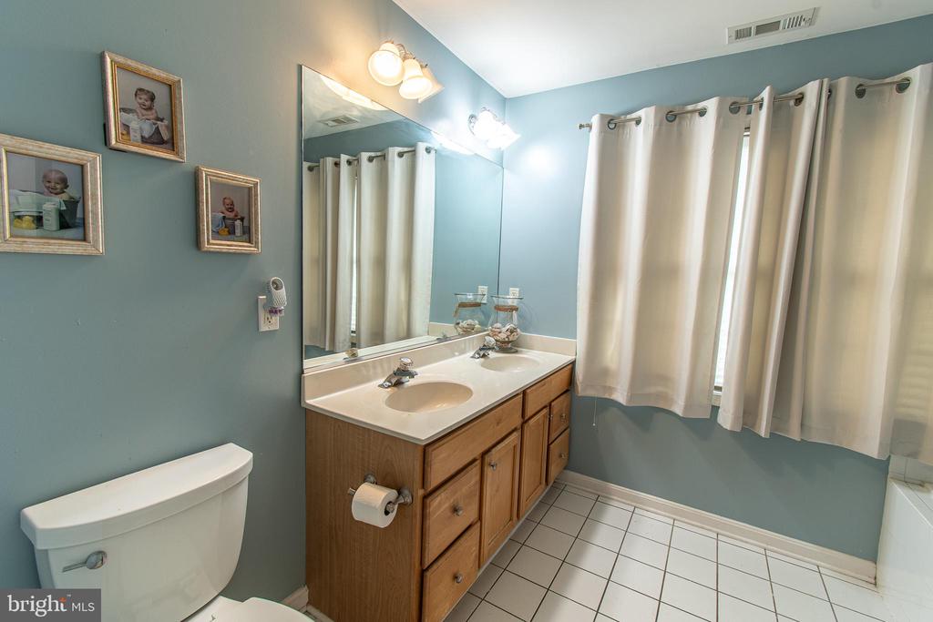 8804 ROUNDHOUSE CIR