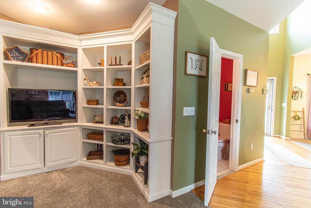 8804 ROUNDHOUSE CIR