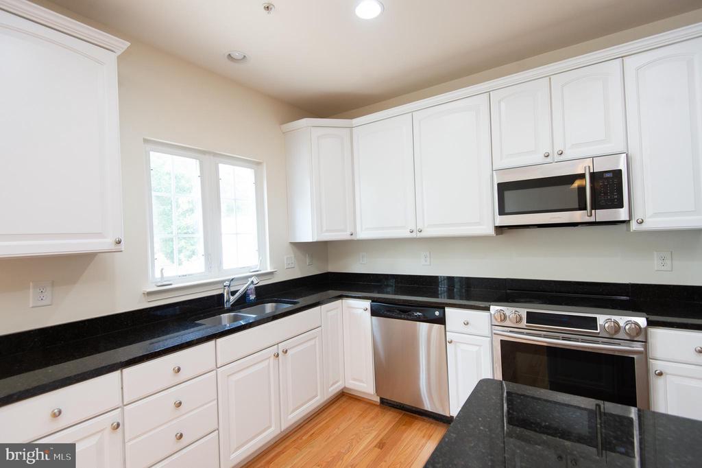300 DIXON STREET Unit: 505