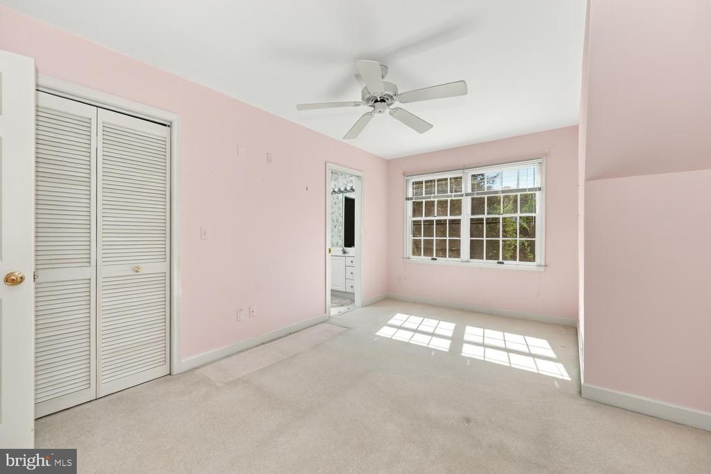 38 LONDONDERRY DRIVE