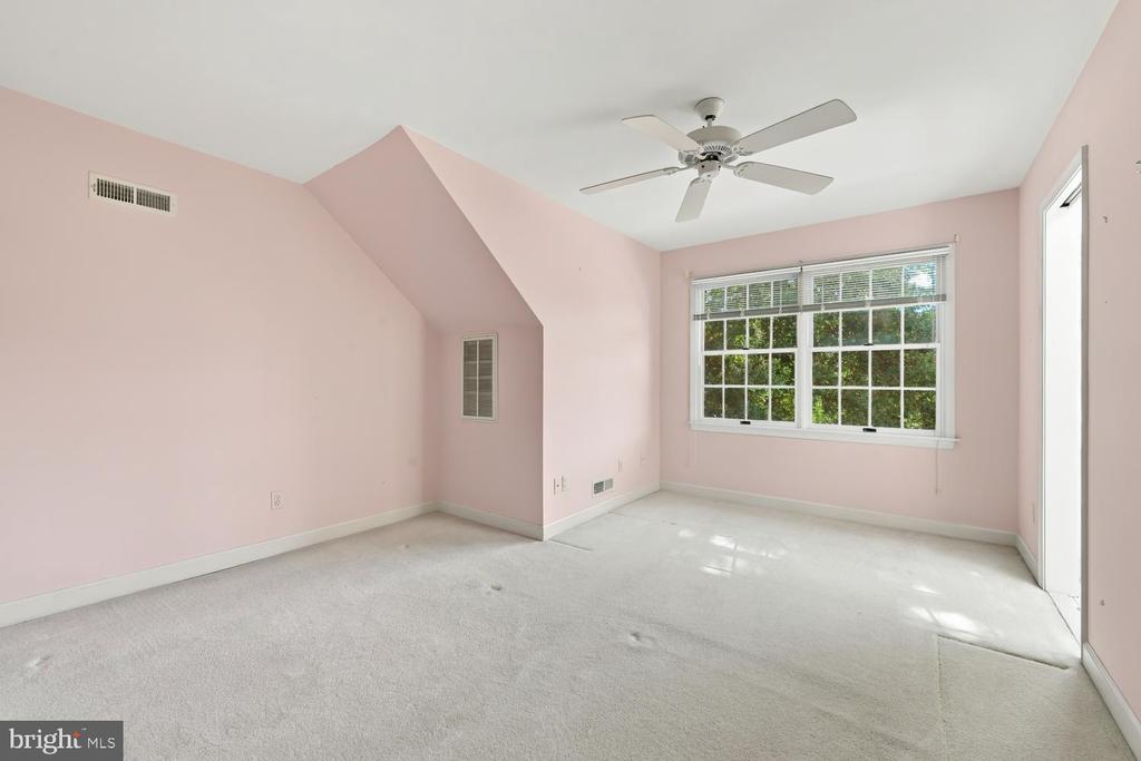 38 LONDONDERRY DRIVE