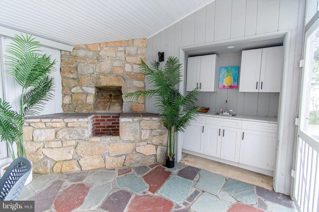 1002 WADES FARM LANE