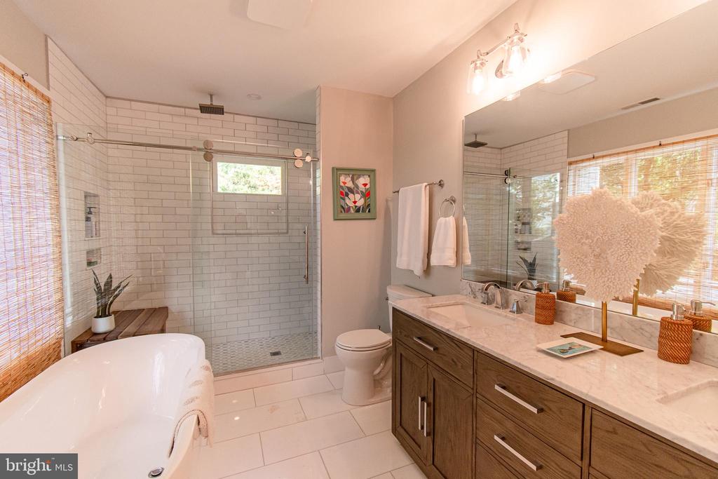 1002 WADES FARM LANE