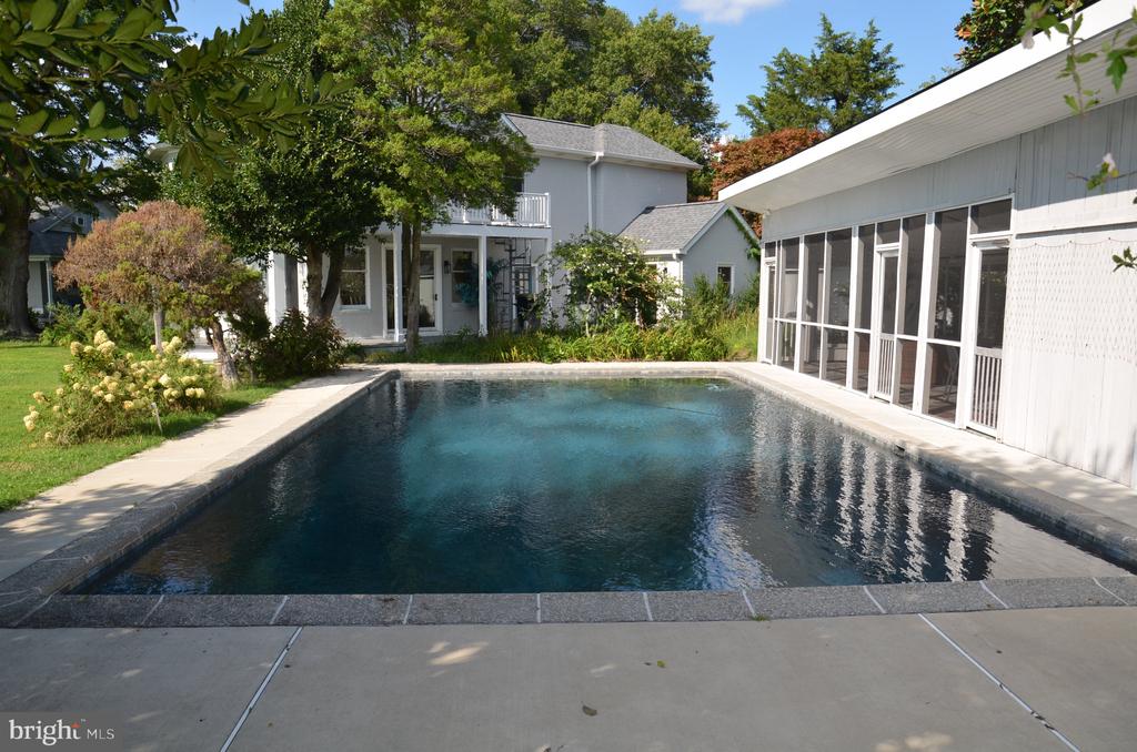 1002 WADES FARM LANE