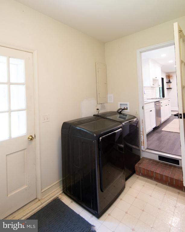 8235 INGLETON CIRCLE