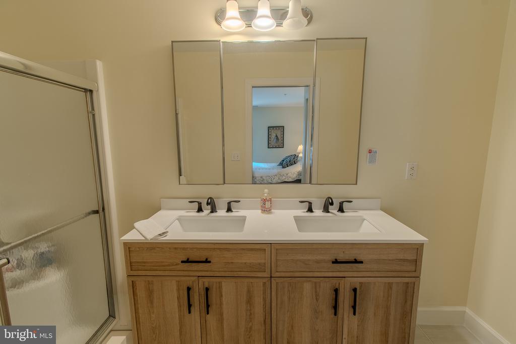 9521 QUAIL HOLLOW DRIVE Unit: 605