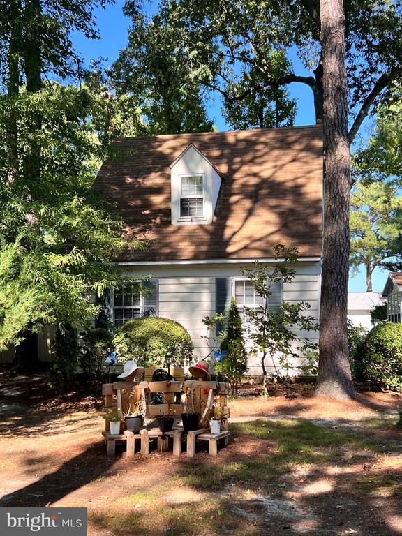 806 CALVERT AVENUE