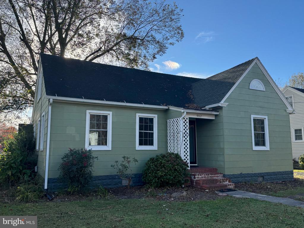 902 CEDAR STREET