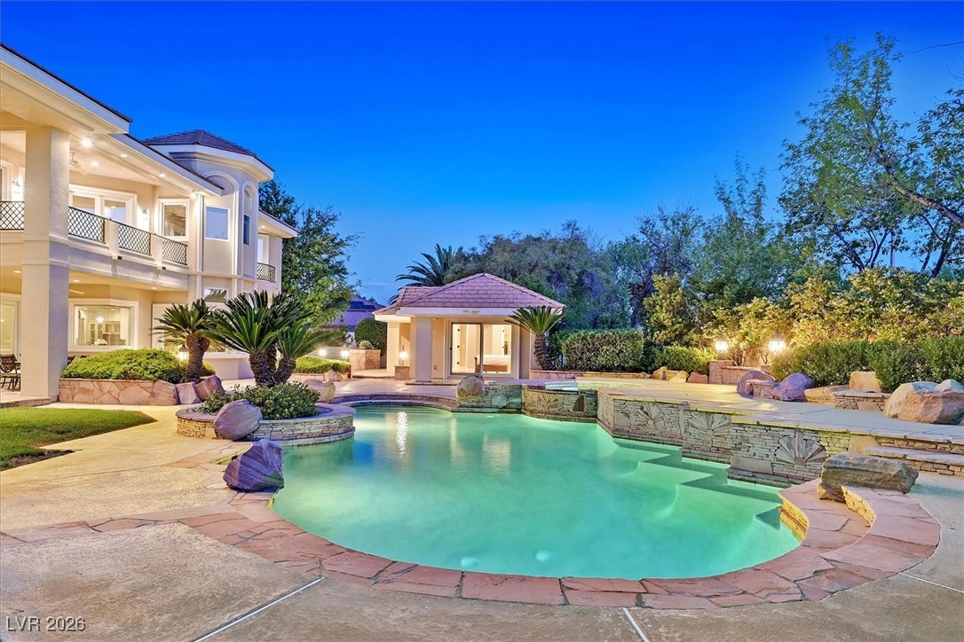 1809 White Hawk Court