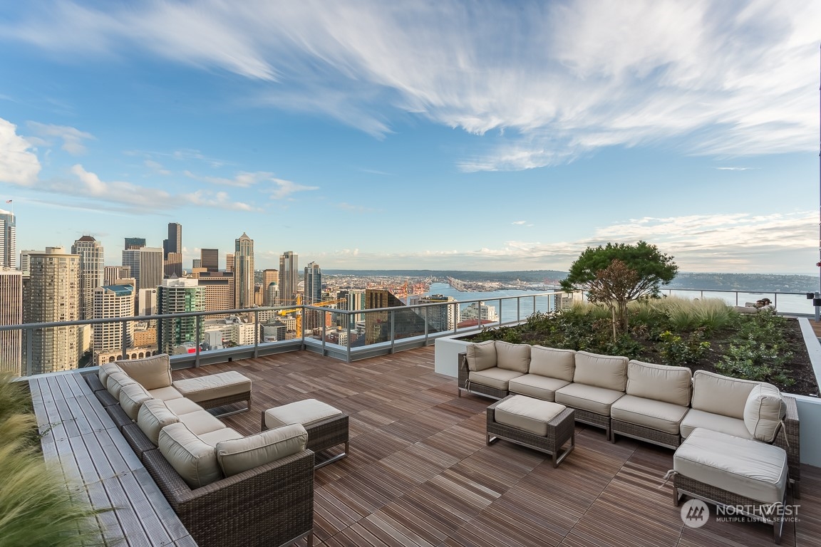 588 Bell Street Unit: 2805S