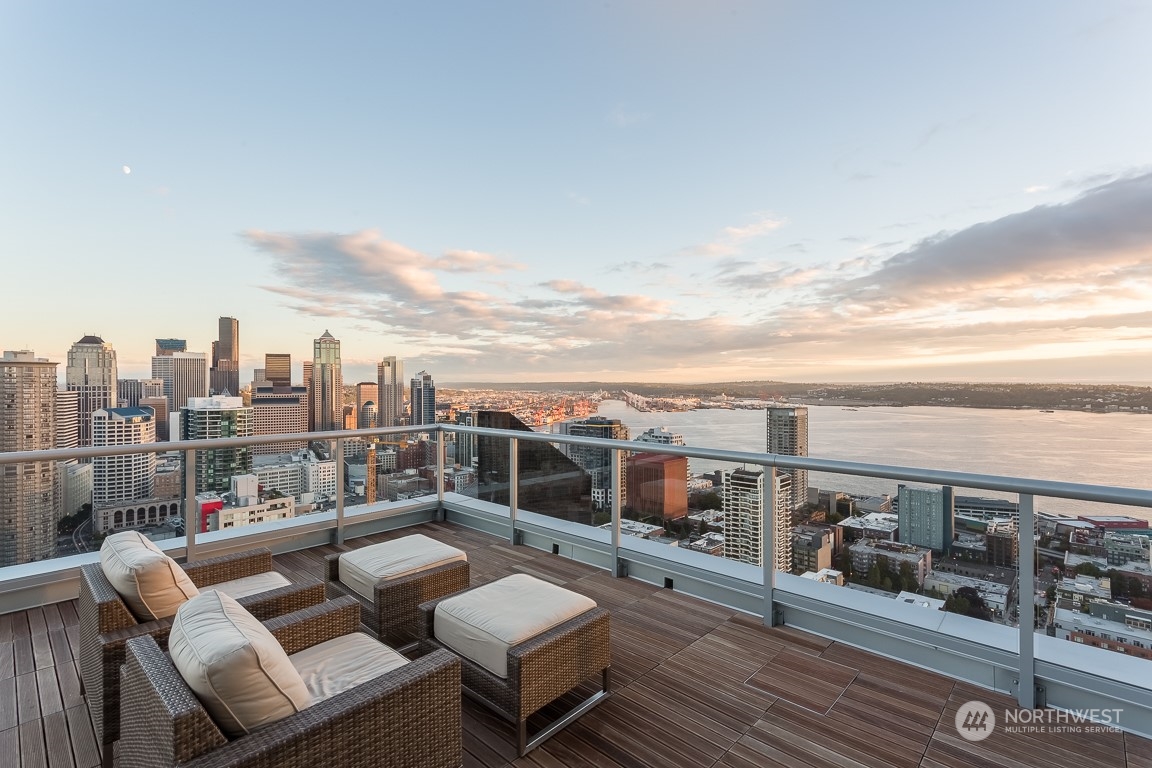 588 Bell Street Unit: 2805S