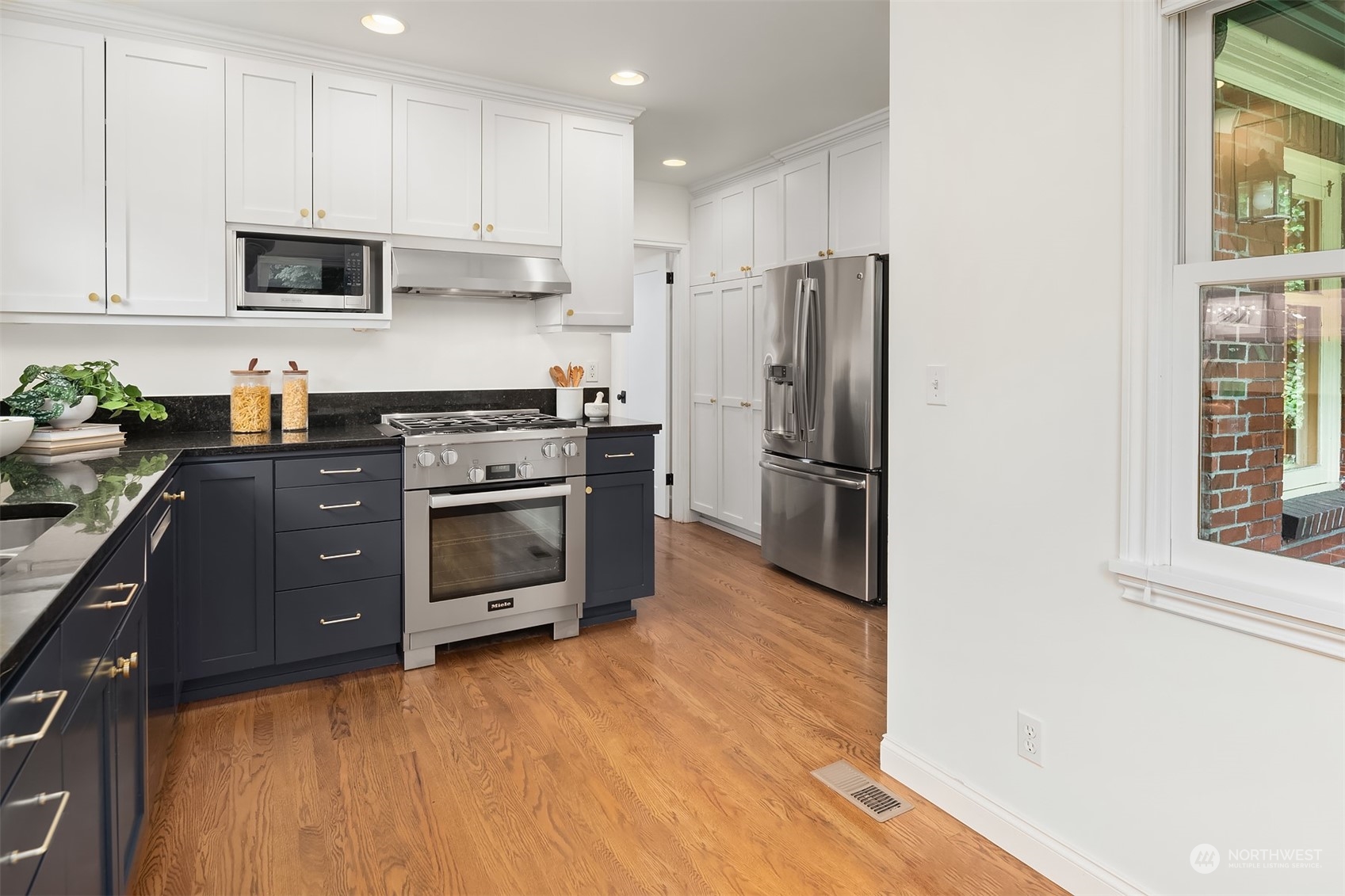 2637 W Newton Street