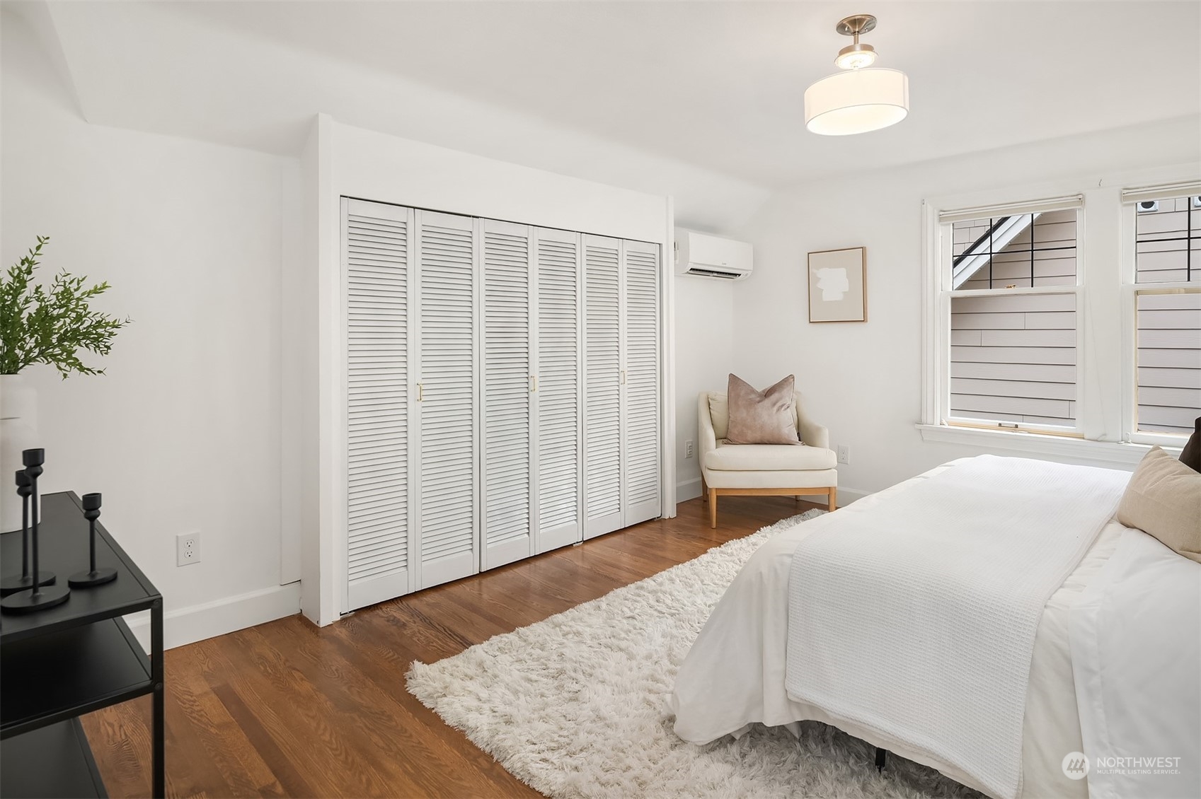 2637 W Newton Street