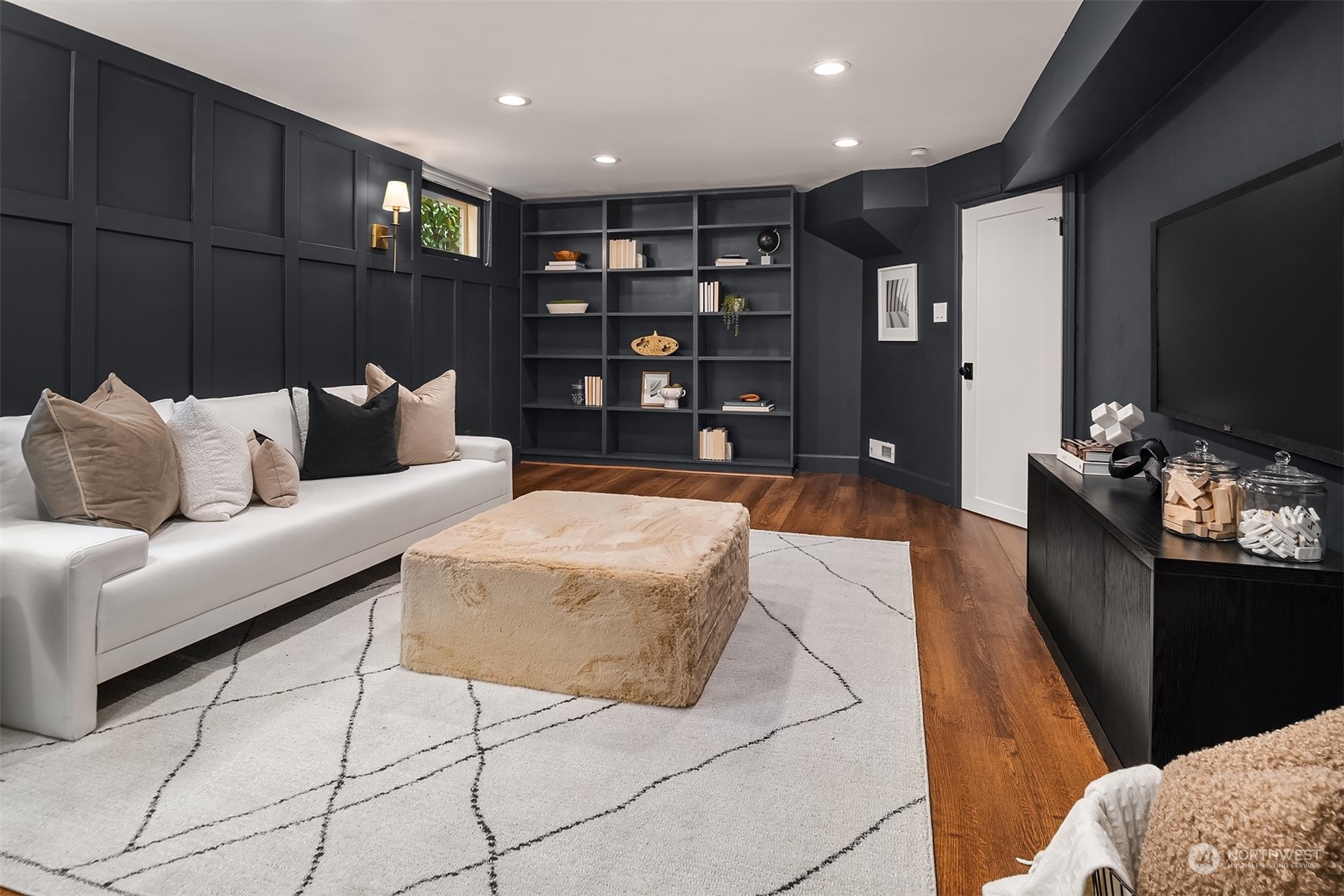 2637 W Newton Street