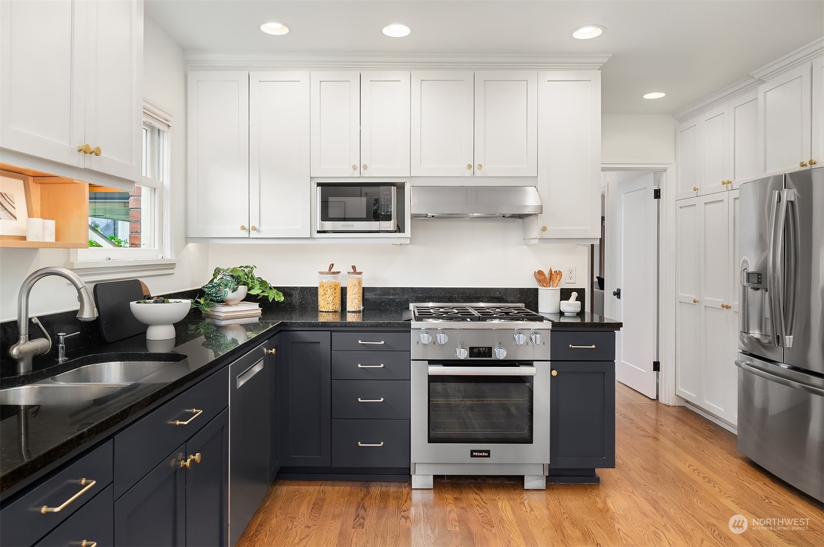 2637 W Newton Street