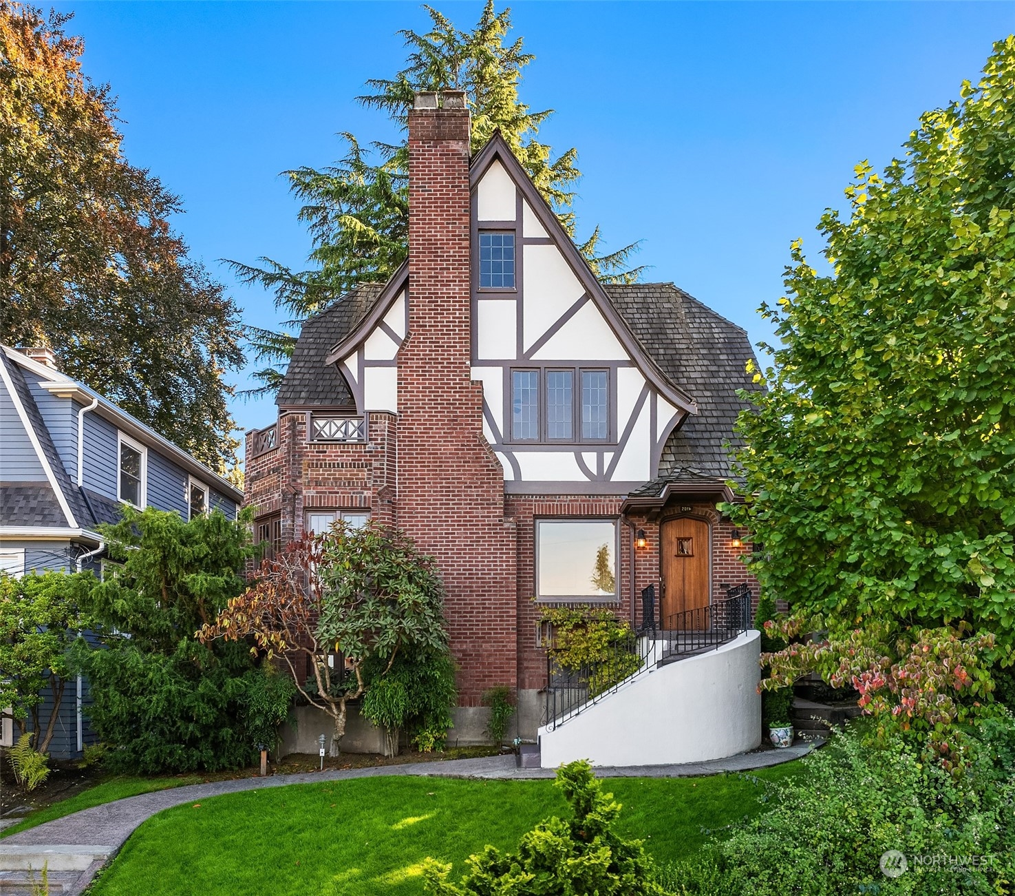 2011 E Crescent Drive