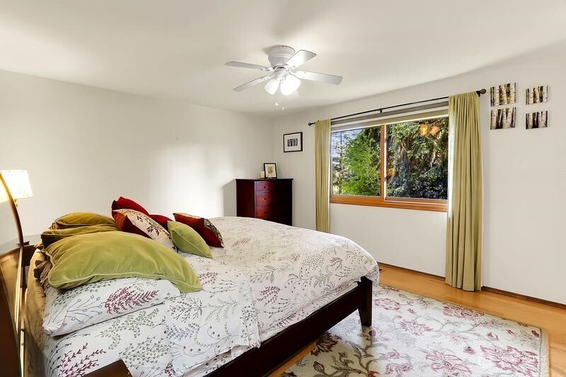 16524 37th Avenue NE