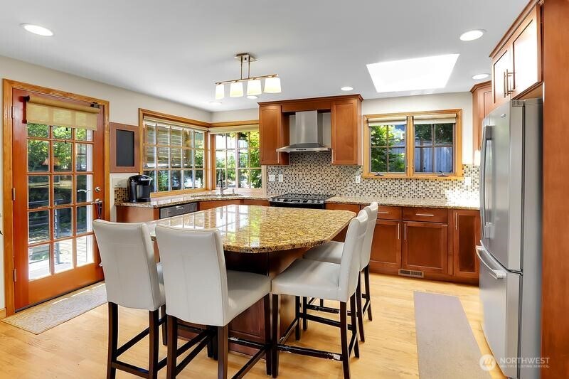 16524 37th Avenue NE