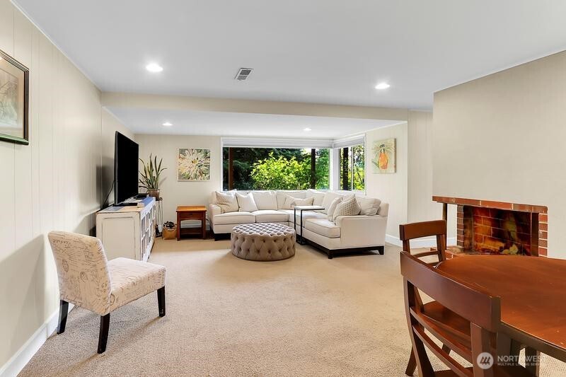 16524 37th Avenue NE