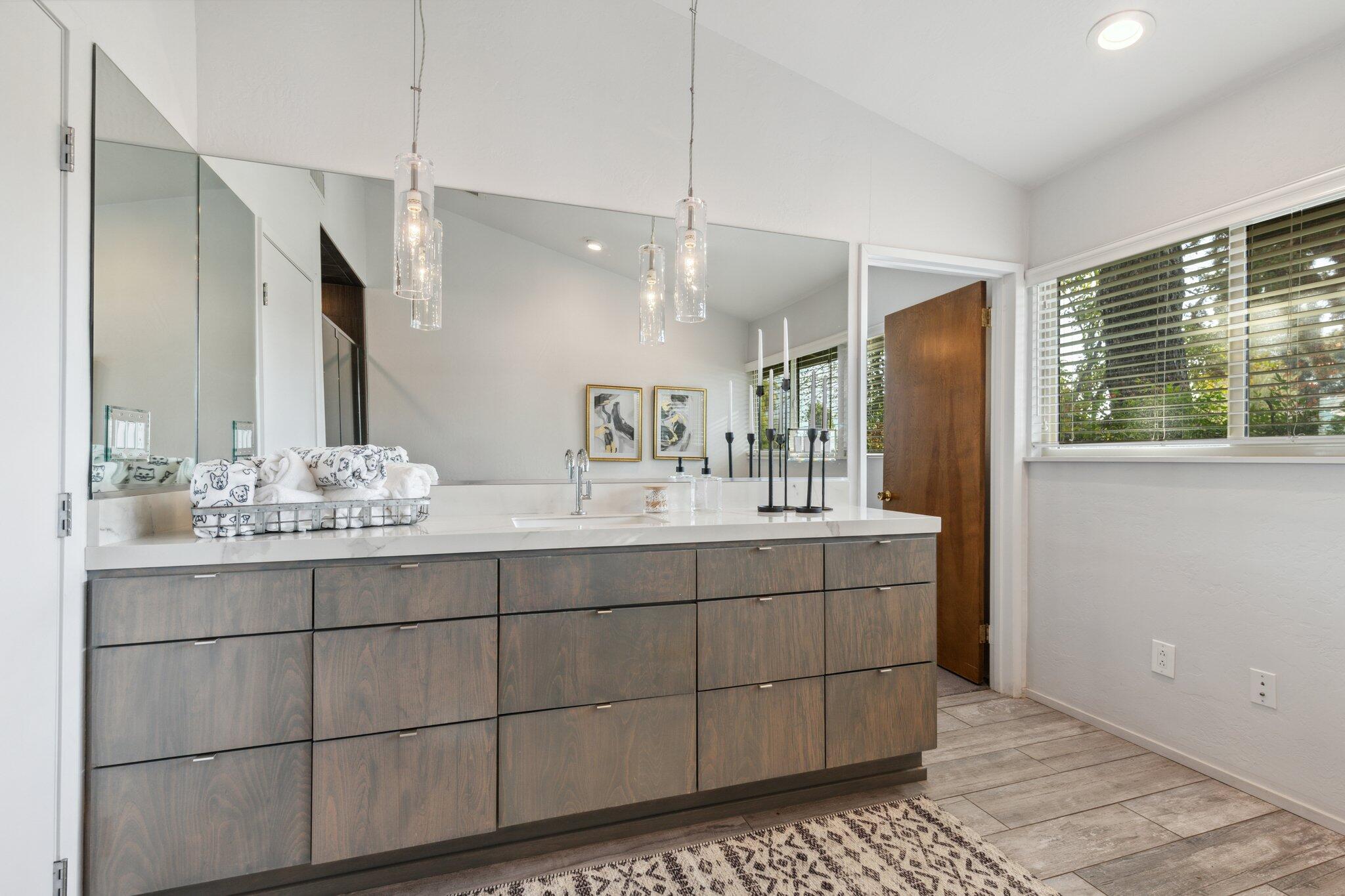 2511 W Campus Avenue