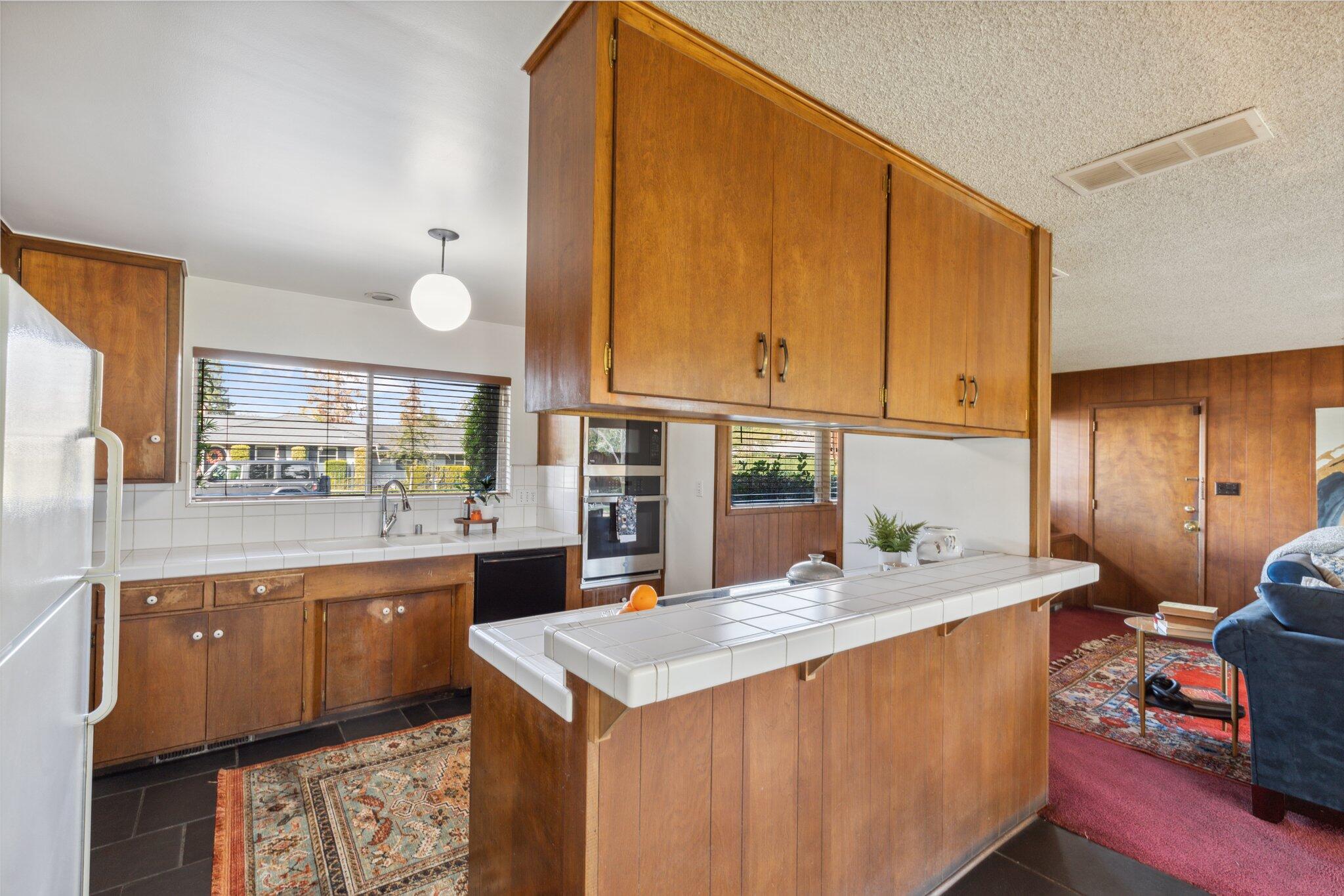 2511 W Campus Avenue