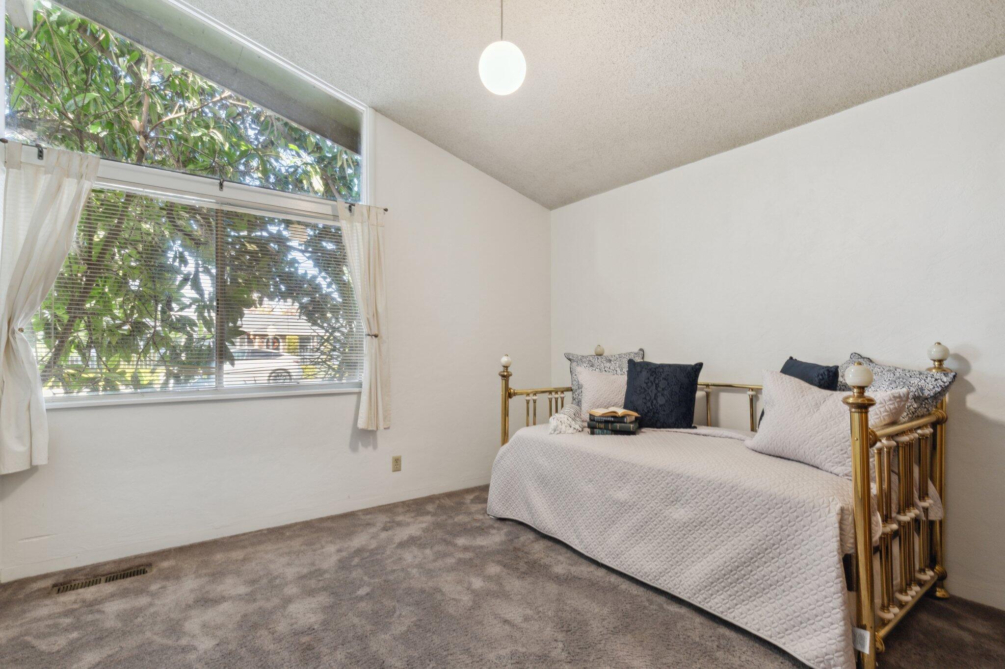 2511 W Campus Avenue