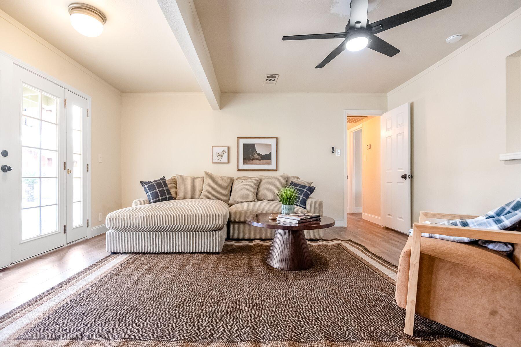 1085 E Academy Avenue