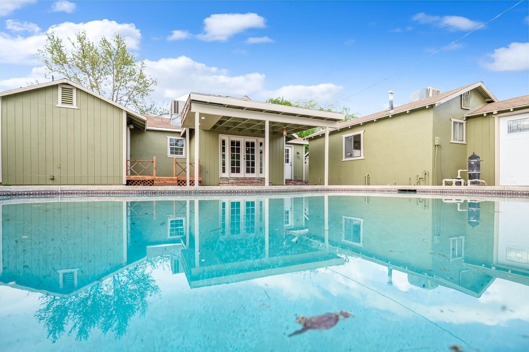 1085 E Academy Avenue