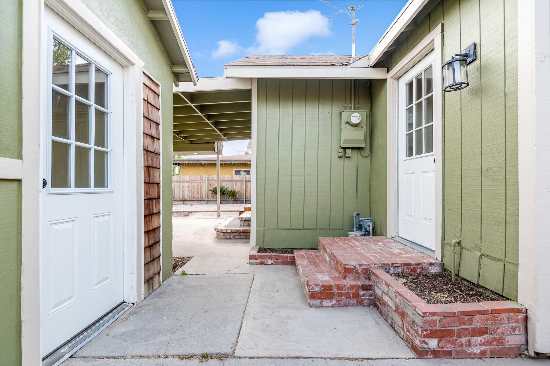 1085 E Academy Avenue