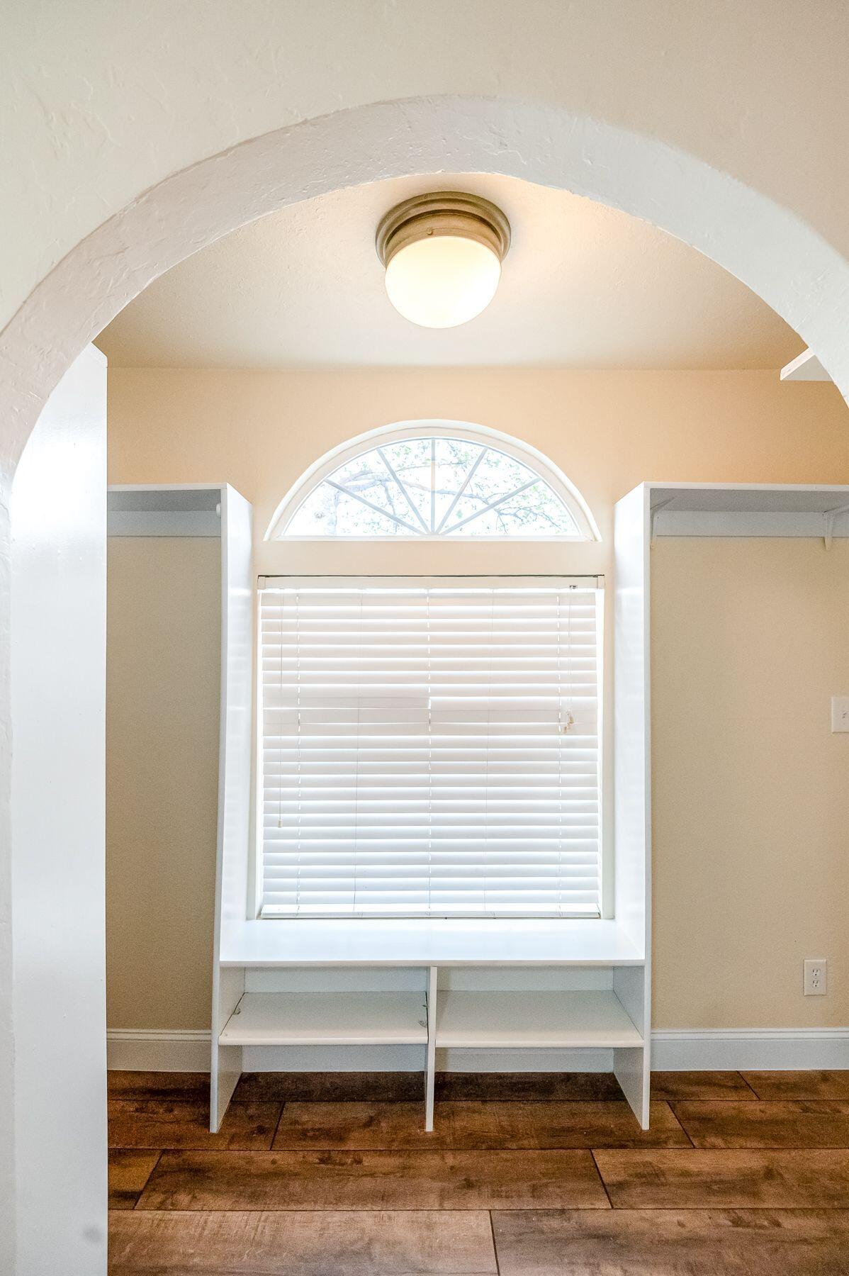 1085 E Academy Avenue