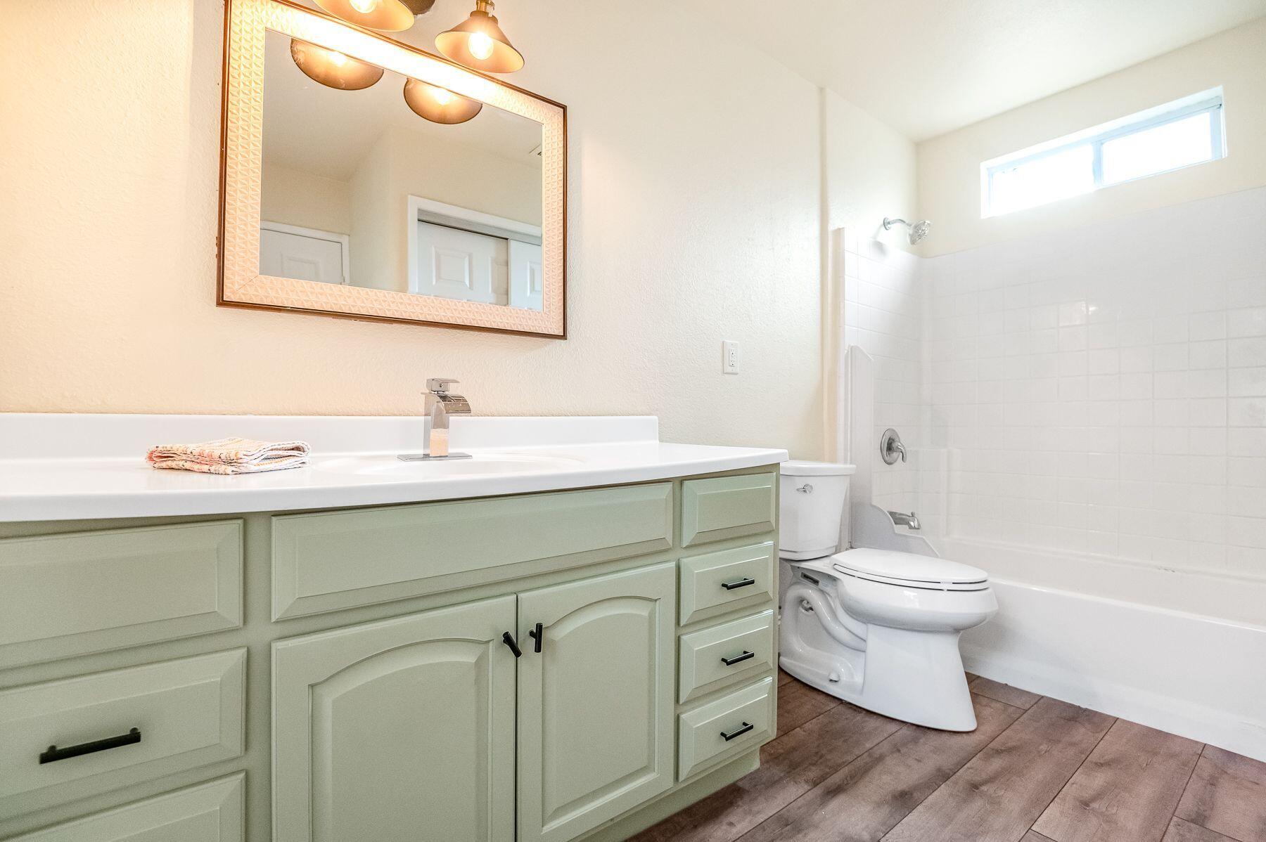 1085 E Academy Avenue