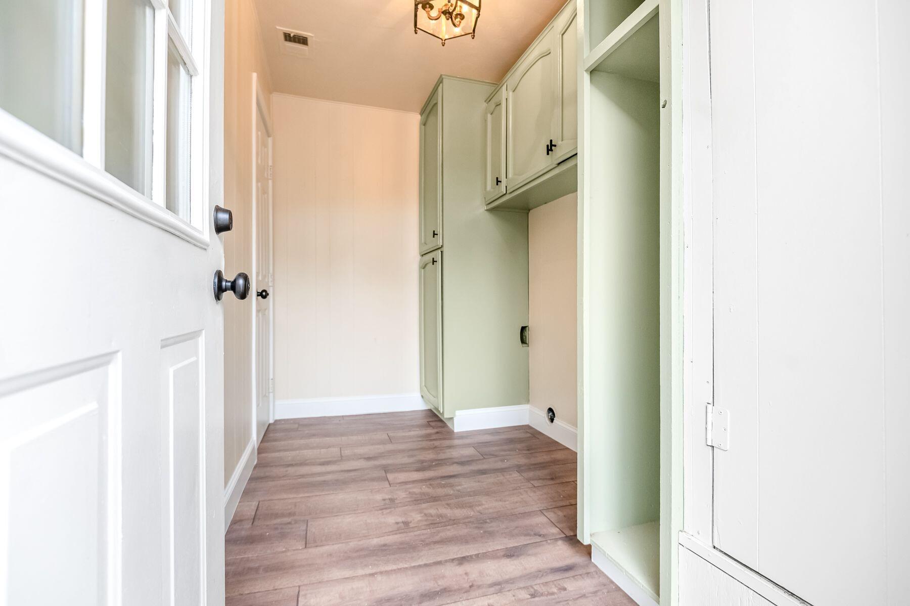 1085 E Academy Avenue